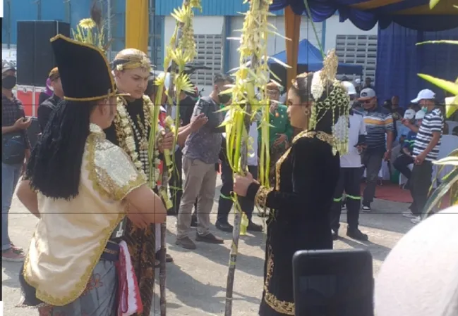 Sepasang Temanten Batang Tebu Tandai Awal Musim Giling Pabrik Gula RMI