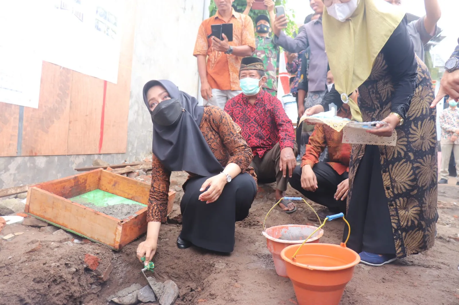 Bupati Ikfina Lakukan Peletakan Batu Pertama Masjid Sabilul Abid Tunggalpager serta Santuni Puluhan Anak Yatim