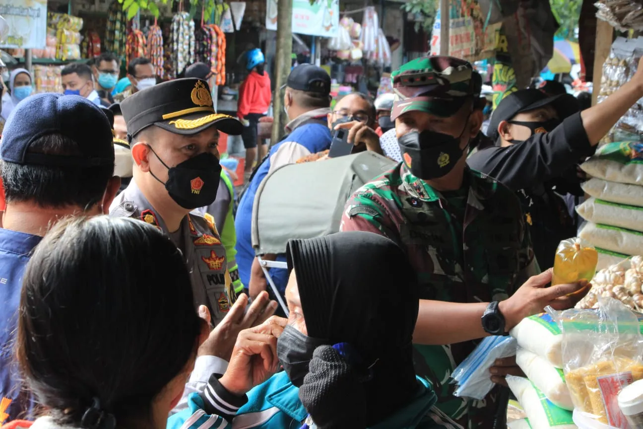 Komandan Kodim 0808 Blitar Sidak ke Pasar Wlingi Raya, Pantau Stok dan Harga Minyak Goreng Curah bersama Kapolres Blitar