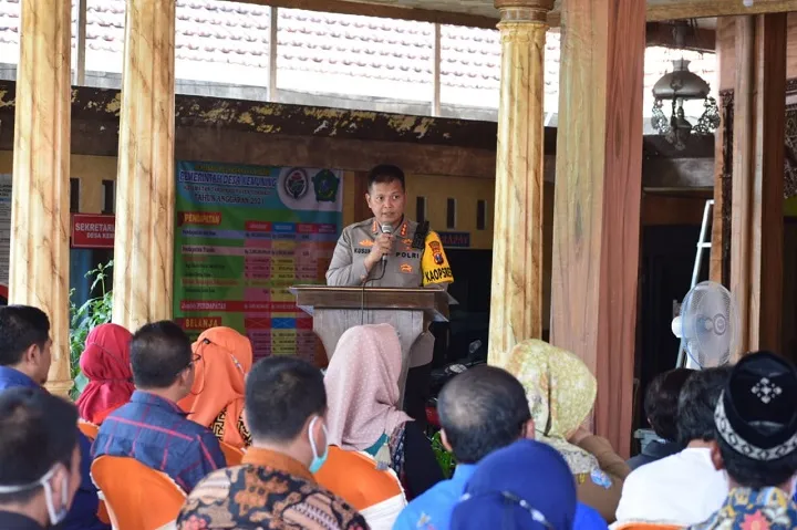 Cangkrukan Bersama Warga Desa, Kapolresta Sidoarjo Jamin Pilkades Aman