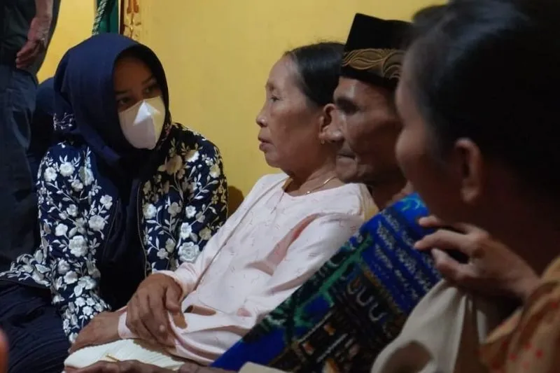 Cepat Tanggap, Ning Ita Sambangi Korban Kebakaran dan Sinergikan Bantuan