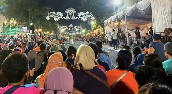 Parade Budaya Berdesakan, Nenek-Nenek Hampir Terjatuh