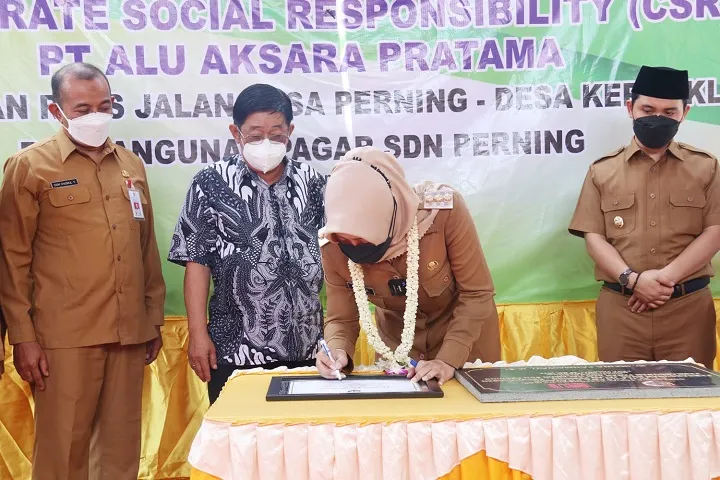 Bupati Ikfina dan Wabup Gus Barra Resmikan Enam Proyek