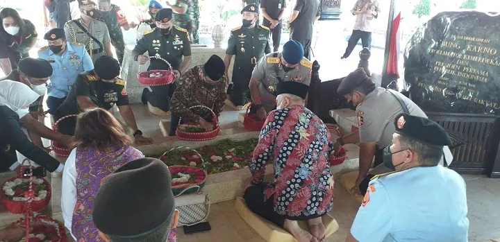 Sambut Ultah ke 57 Lemhanas, Gubernur Lemhannas RI beserta Pejabat Lemhanas Ziarah ke Makam Bung Karno di Blitar