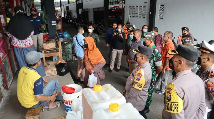 Tindaklanjuti Instruksi Presiden, Kapolres Blitar Kota bersama Komandan Kodim 0808 Blitar, Danyon 511 Blitar Pantau Peredaran Migor Curah