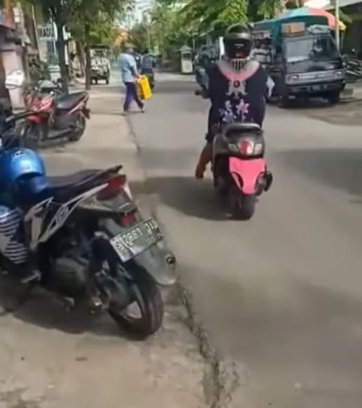 Hindari Tilang ETLE, Emak-emak di Lamongan Tutupi Plat Motornya dengan CD