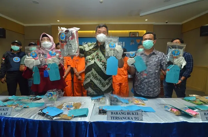 Paket Sepatu di Dalamnya Berisi Sabu