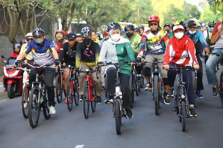 Meriahkan HUT Ke-104 Kota Mojokerto, Gubernur Khofifah Bareng Ning Ita Gowes Keliling Bumi Majapahit
