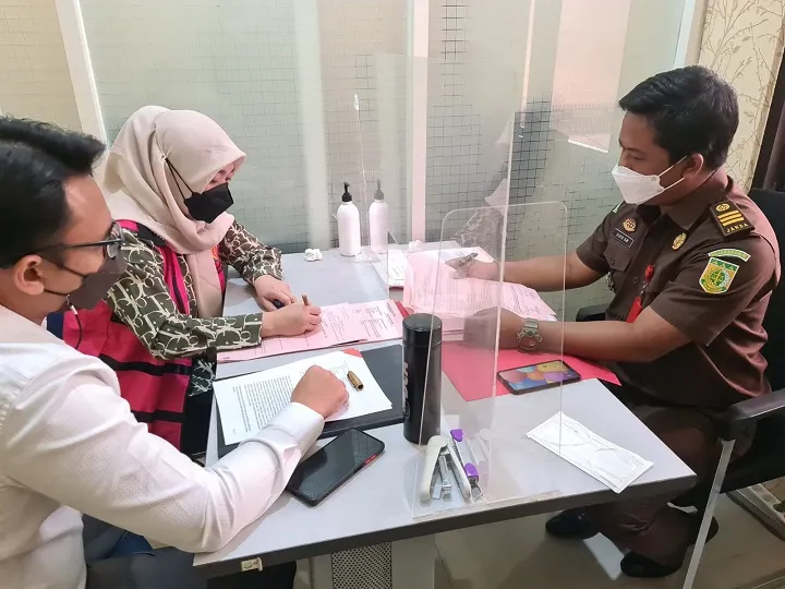Kejari Tanjung Perak Tahan Dua Tersangka Kasus Korupsi Proyek Senilai Rp60 Miliar Libatkan Bank Jatim
