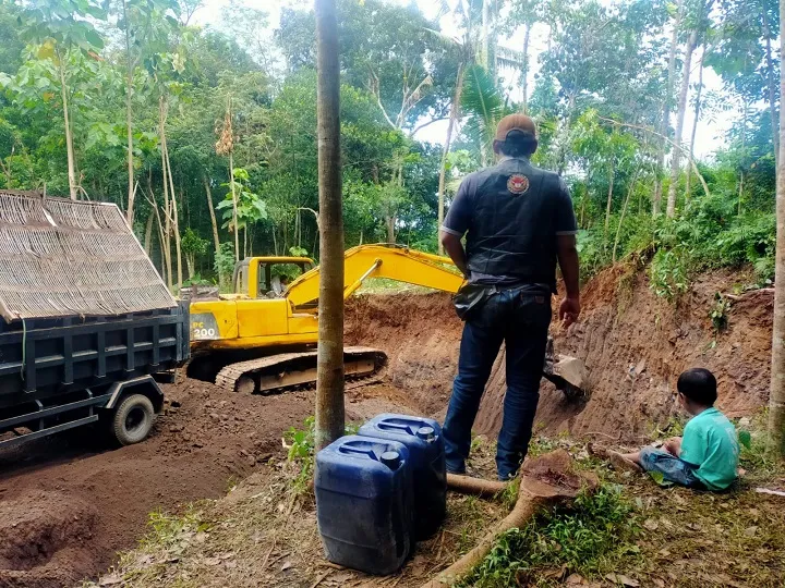 Diduga Liar Kegiatan Penambang Pasir dan Batu di Area Gumuk Gumuk Jember