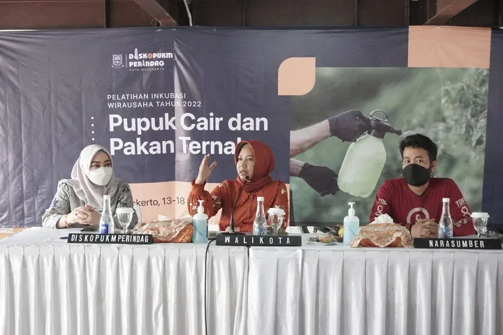 Buka Pelatihan Inkubasi Pupuk Cair, Pakan Ternak dan Rajut, Wali Kota Ning Ita Motivasi Keseriusan Peserta