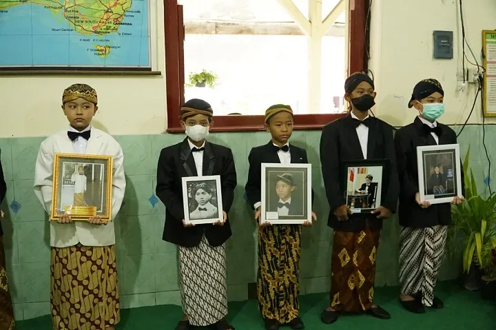 Bulan Bung Karno, Ratusan Siswa Kota Mojokerto Dandan Ala Soekarno Kecil