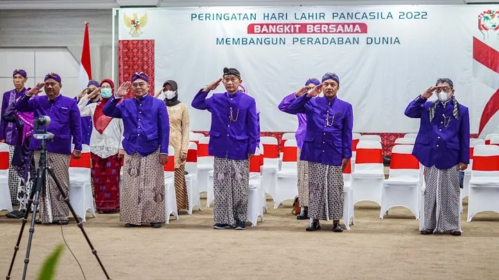 Kompak Kenakan Pakaian Adat, Pemkot Kediri Peringati Hari Lahir Pancasila Tahun 2022 Secara Virtual