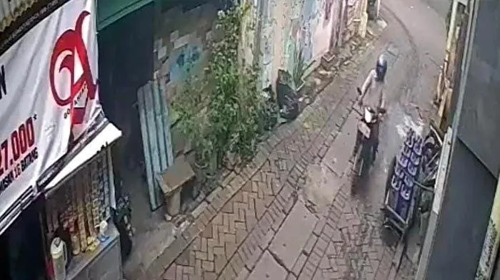 Pelaku Gendam di Wilayah Polsek Wonokromo Terekam CCTV