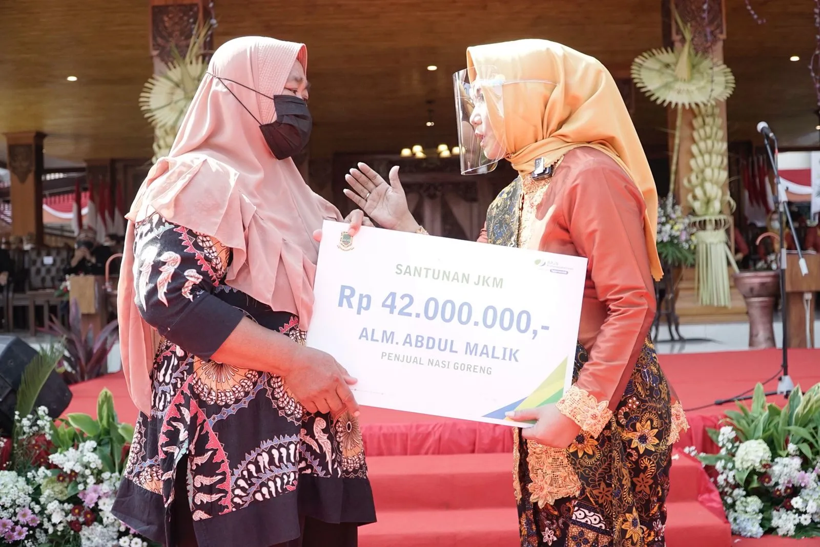 Istri Penjual Nasi Goreng Terharu Terima JKM BPJamsostek dari Wali Kota Mojokerto