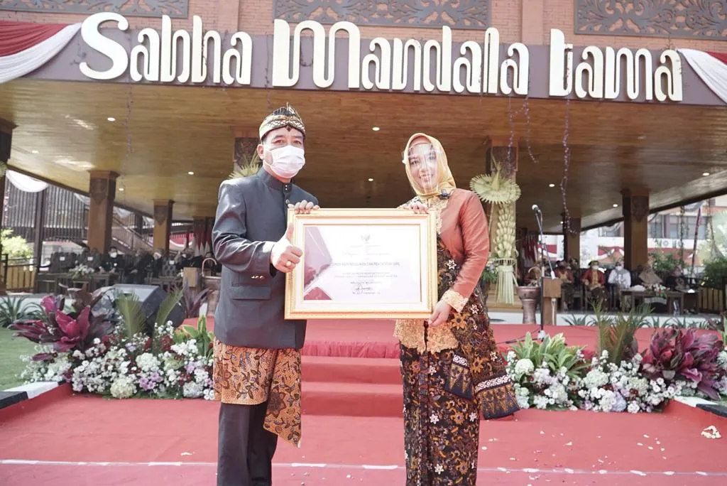 Respon Cepat Kanal Curhat Ning Ita Soal Adminduk, Dispendukcapil Sabet Penghargaan Wali Kota Mojokerto