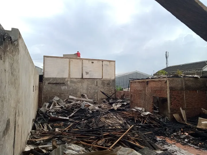 Bakar Sarang Tawon, Tempat Usaha Ikut Terbakar
