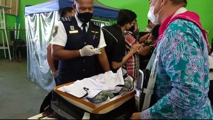 Rela Bawa Ulegan untuk Nyambel, dan Palu-Paku untuk Jemuran
