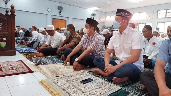 Diisolasi, Mas Bechi tak Ikut Sholat Idul Adha