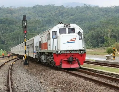 9 Orang Penumpang Odong - Odong Tewas Ditabrak Kereta Api di Serang