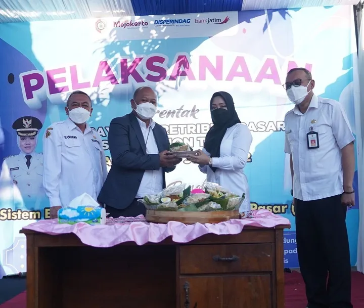 Bupati Mojokerto Resmikan Pembayaran Retribusi Pasar Non-Tunai