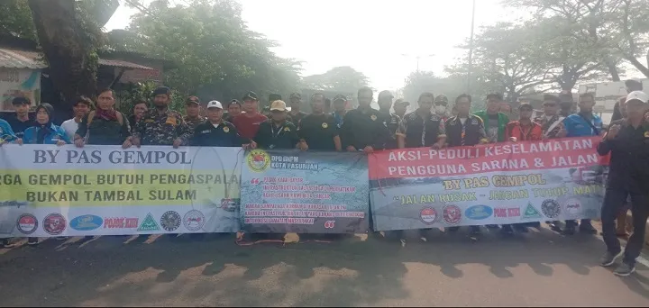 Aksi Damai para Wartawan dan LSM Peduli Gempol Tuntut Jalan Segera Diaspal