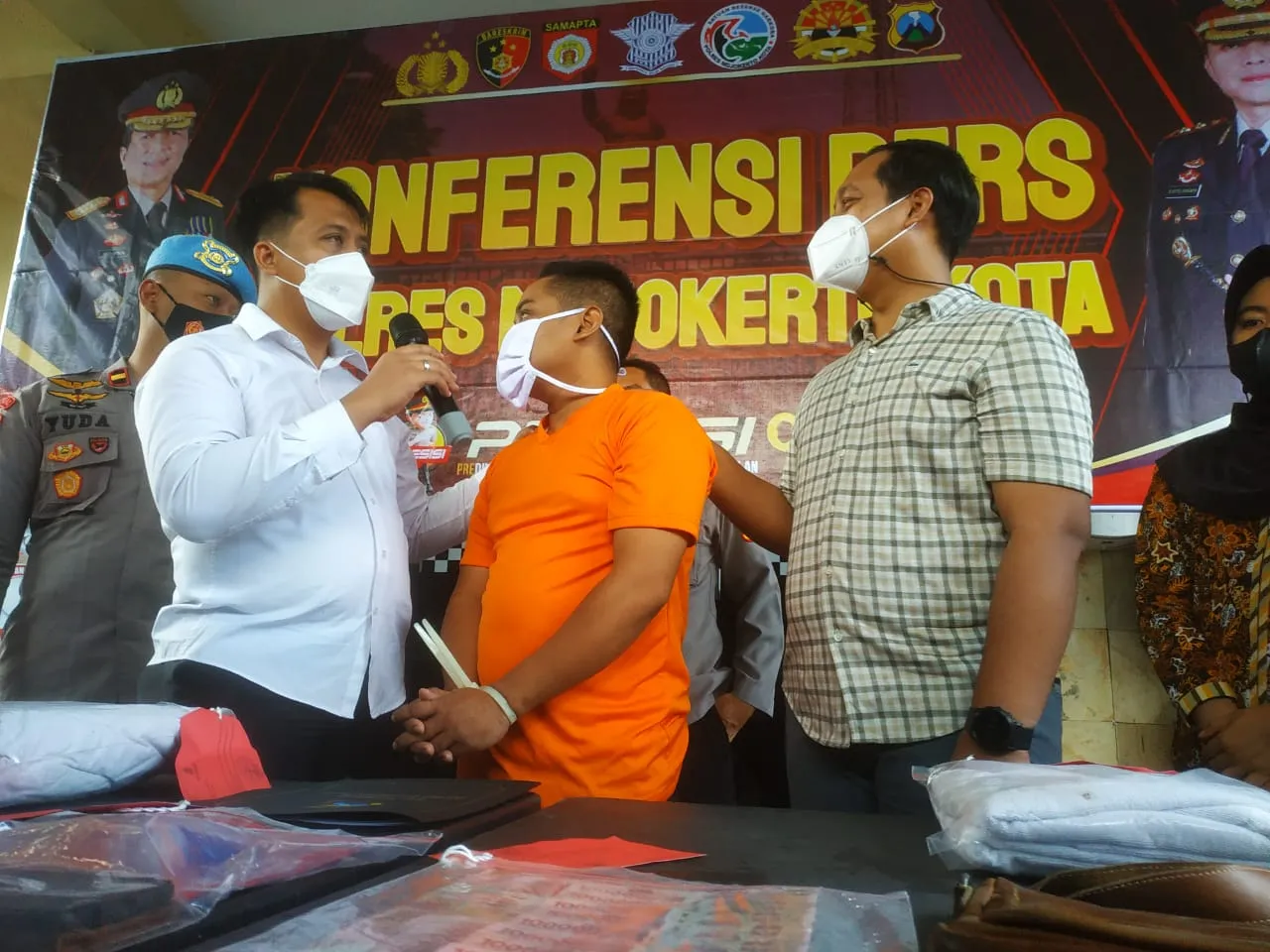 Polresta Mojokerto Bekuk Mucikari Seks Threesome Bertarif 1,8 Juta