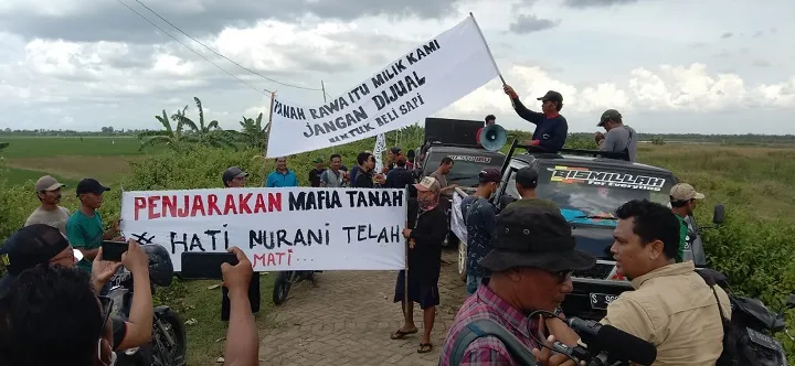 Warga Dateng Desak Pemdes tak Tanda Tangani Ganti Rugi Milik Petani Luar