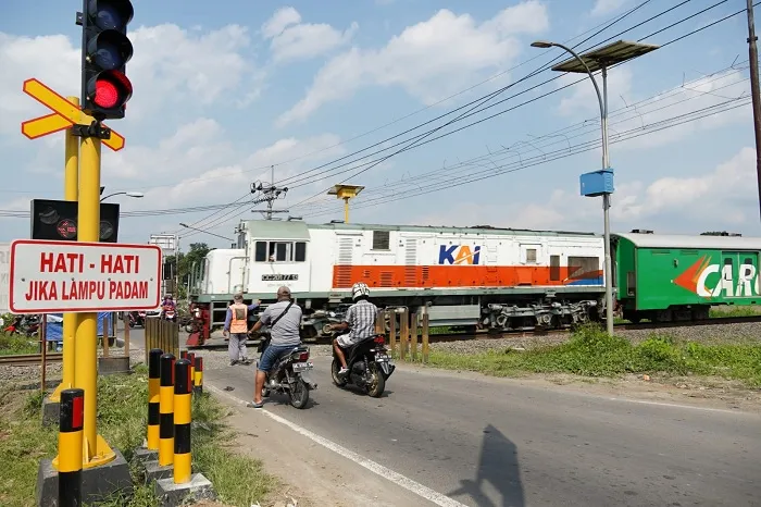 Penuhi Janji Politik, Dhito Pasang Palang Pintu Kereta Api