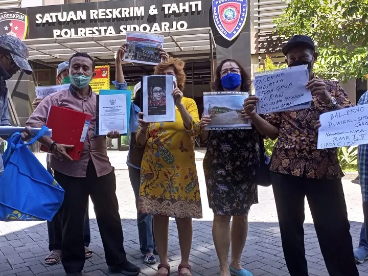 Puluhan Korban PT Sipoa Datangi Mapolresta Sidoarjo, Serahkan Berkas Penipuan