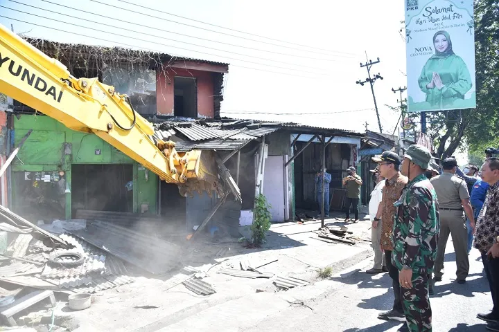 Bupati Gus Muhdlor Pimpin Pembongkaran Puluhan Bangunan Pertigaan Bangah Aloha