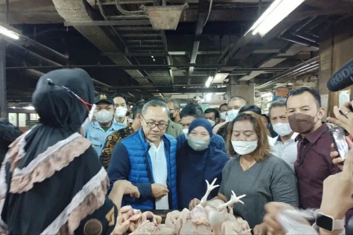 Sidak Pasar Tradisional, Mendag Zulkifli Pastikan Harga Cabai dan Bawang di Surabaya Stabil