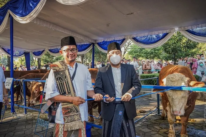 Wakil Ketua DPRD Serahkan Hewan Kurban di Masjid Al Akbar