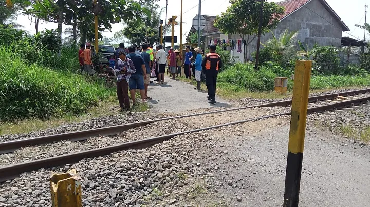 Pengendara Motor yang Alami Gangguan Tunarungu Terserempet Kereta Api