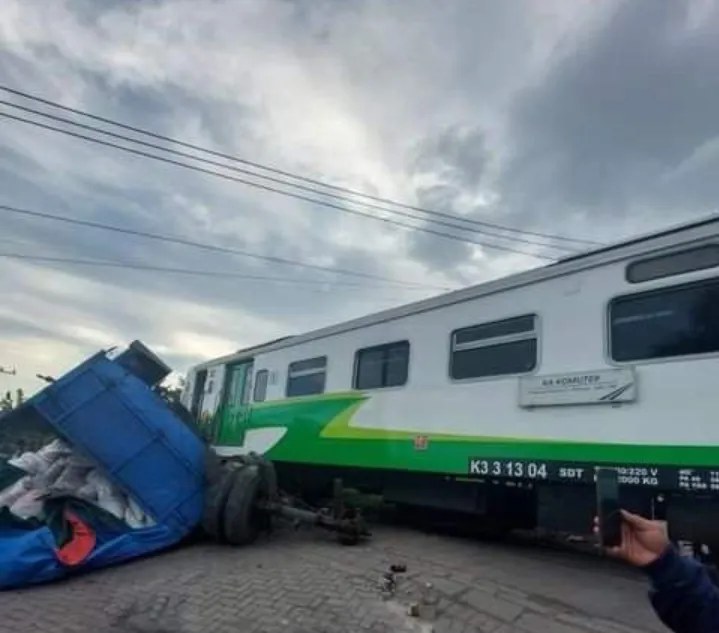 Kereta Api Hantam Truk Muat Kedelai di Gresik, Tak Ada Korban Jiwa