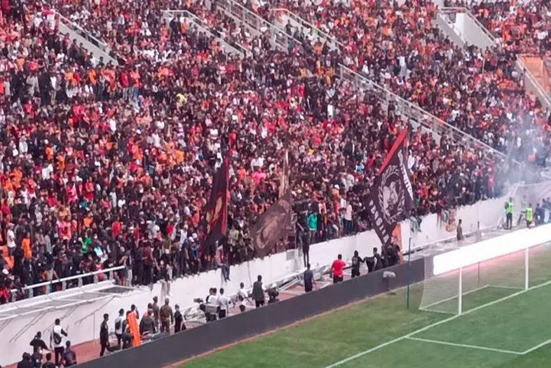 "Grand Launching" di JIS, Pagar Pembatas Tribun Utara Rusak