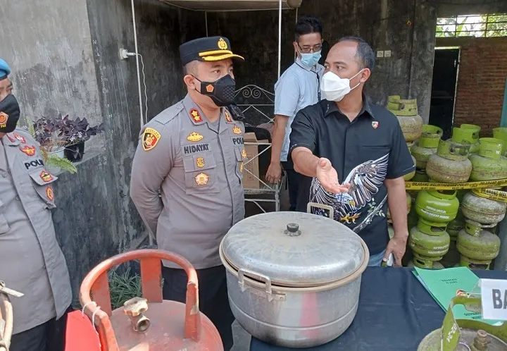 Kapolres Jombang AKBP Moh Nurhidayat saat berada di lokasi pengoplosan LPG 3 Kg ke tabung gas LPG 50 Kg nonsubsidi.