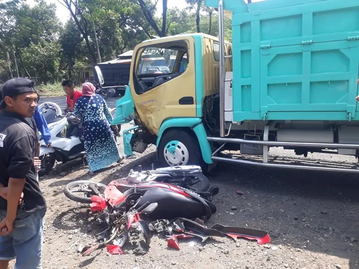 Terserempet Dump Truk, Pemotor Tewas Terlindas