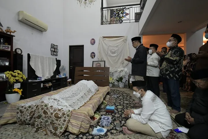 Ridwan Kamil Takziah ke Rumah Ayahanda Emil Dardak