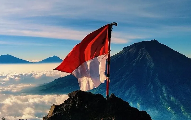 Berstatus Waspada, Pendaki Dilarang Kibarkan Bendera Merah Putih di Puncak Gunung Raung