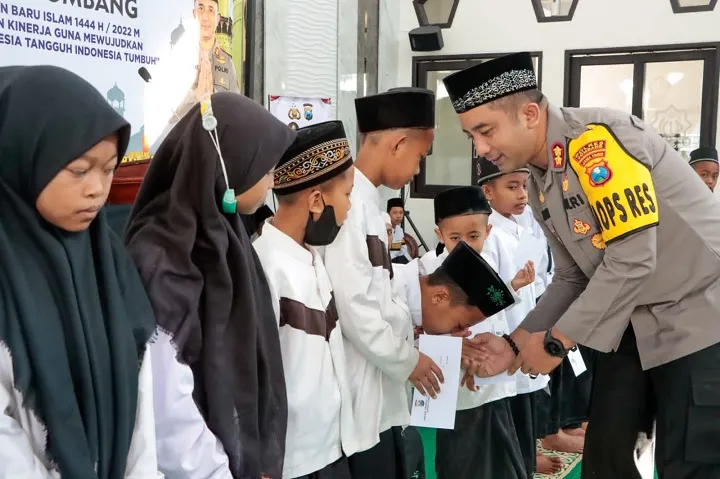 Polisi Peduli, Kapolres Jombang Berikan Santunan dan Beasiswa Bagi Pelajar Berprestasi