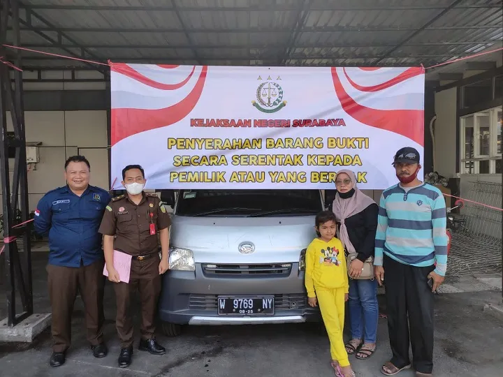 Kejari Surabaya Serahkan Puluhan BB Terkait Perkara Pidana pada Pemilik