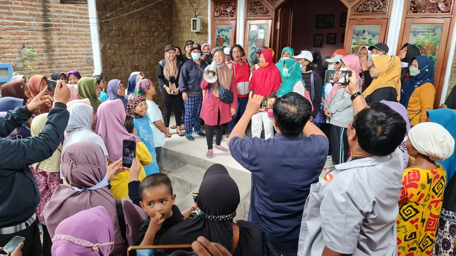 Emak-emak Pedagang Pasar dan Petani Se Jatim Geruduk Rumah Moeldoko di Kediri Dukung Maju Pilpres
