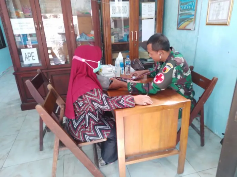 Tim Kesehatan Satgas TMMD Sidoarjo Rutin Cek Kesehatan Anggota