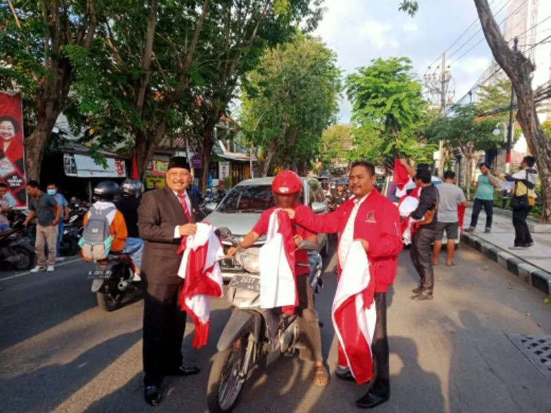 Kader PDIP Gresik Bagikan Ribuan Merah Putih kepada Warga Secara Gratis