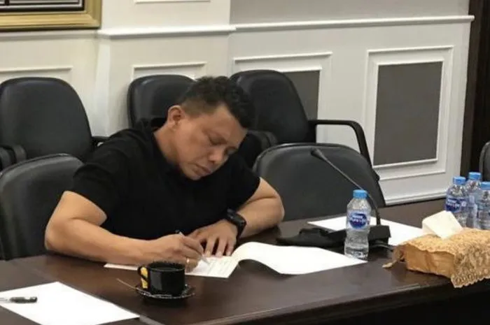 Sambo, Jenderal Suka Nangis dan Bagi Uang
