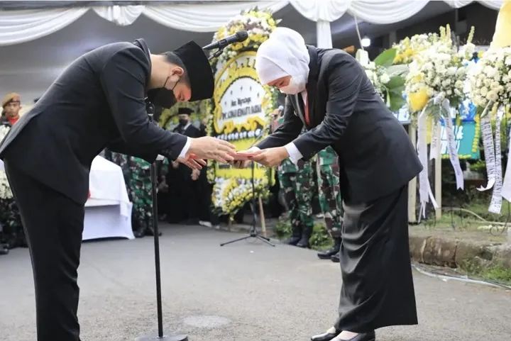Khofifah Irup Pemakaman Ayah Emil Dardak