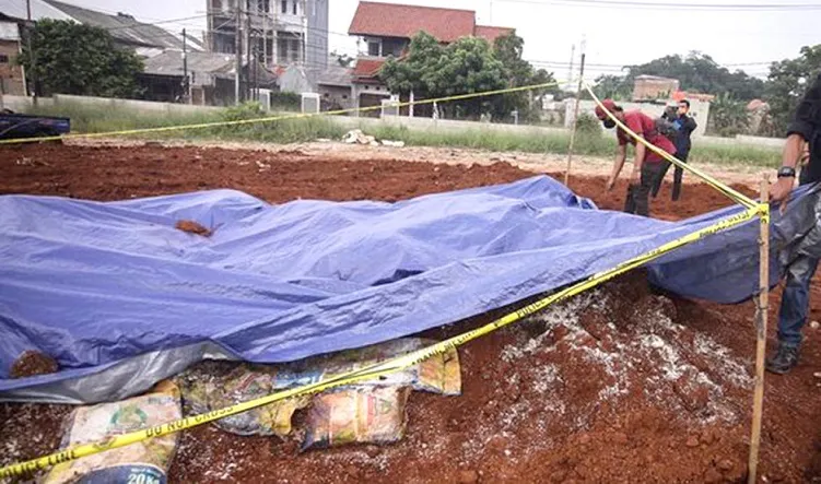 Beras Bansos Pemerintah Ditemukan Tertimbun di Kedalaman 3 Meter