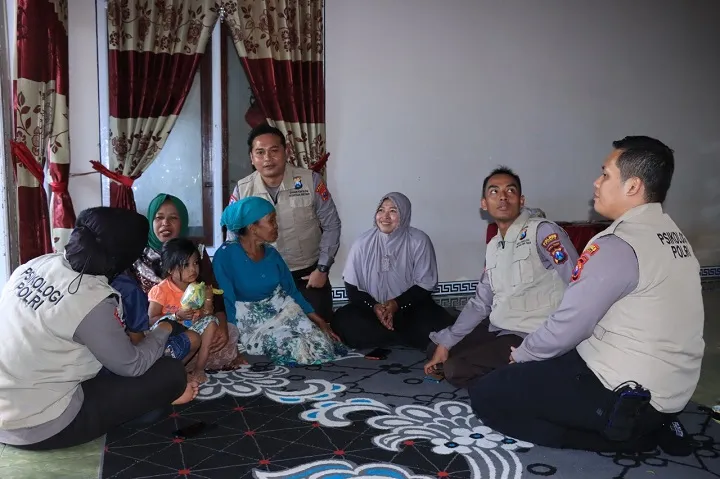 Tim Psikologi Polres Jember Berikan "Trauma Healing" Korban Pembakaran Rumah di Desa Mulyorejo