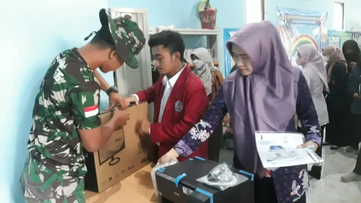 Satgas TMMD ke 114 Kodim 0816/Sidoarjo Bersama Dinas Perpustakaan Benahi Perpustakaan Desa Rejeni